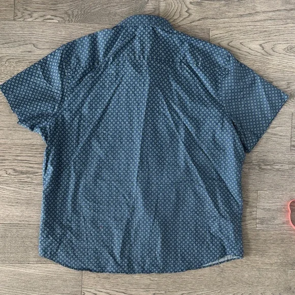 🌼UNTUCKit🌼 Blue Geometric Button Down Shirt, Size XXL - Picture 7 of 7
